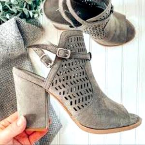 American eagle heels